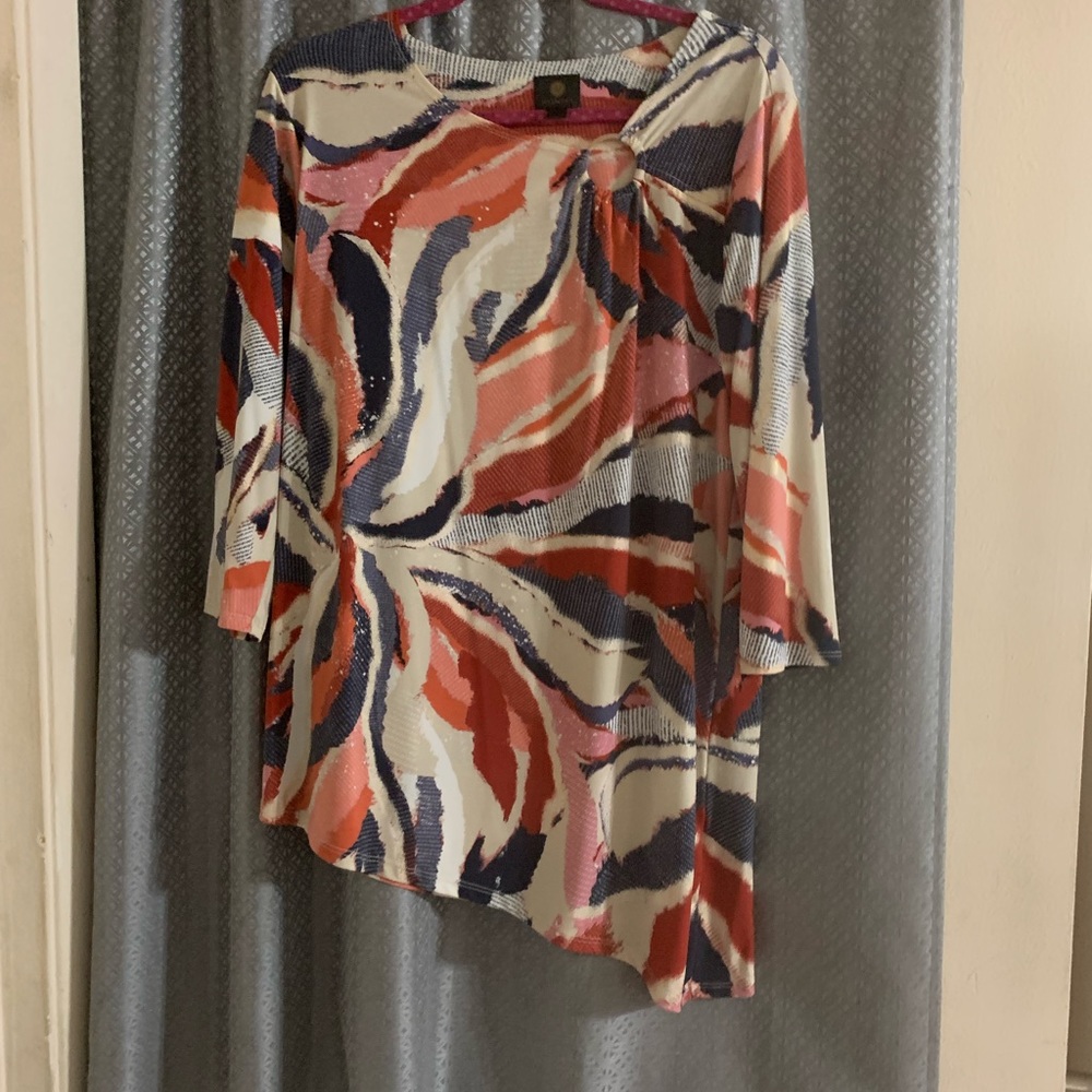 Asymmetric long top very nice with around metal detail on the side